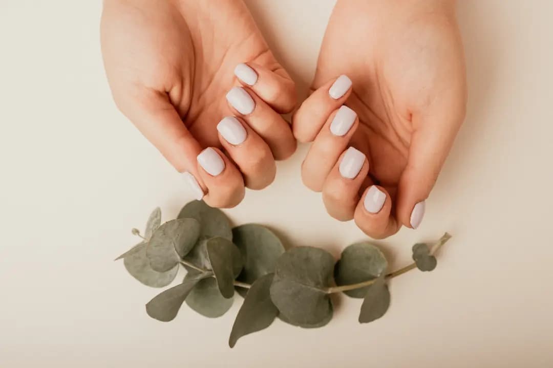 Mão com unhas pintadas