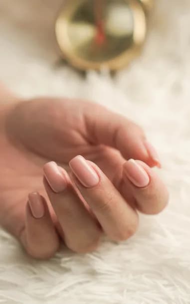 Mão com unhas pintadas